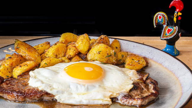 Обои картинки фото еда, яичные блюда, картофель, яичница, глазунья