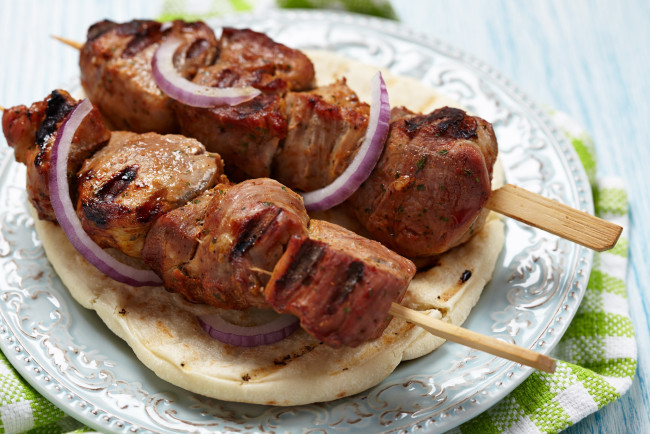 Обои картинки фото еда, шашлык,  барбекю, лепешка, мясо, лук