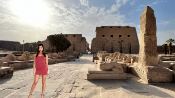 Картинка девушки emily+willis статуи руины брюнетка платье мини