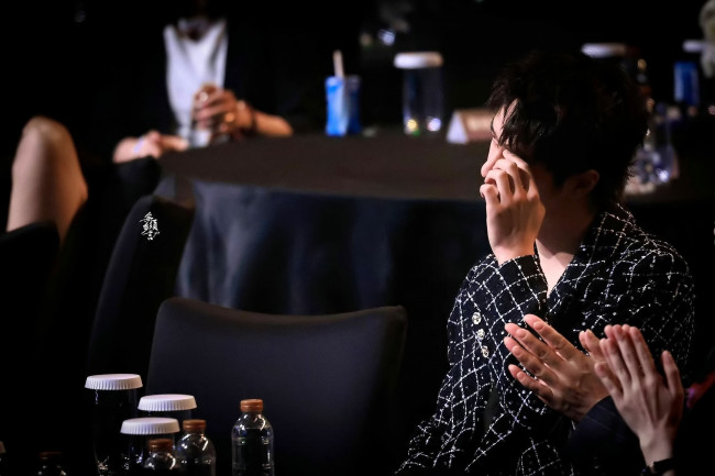 Обои картинки фото мужчины, wang yi bo, актер, столы, люди