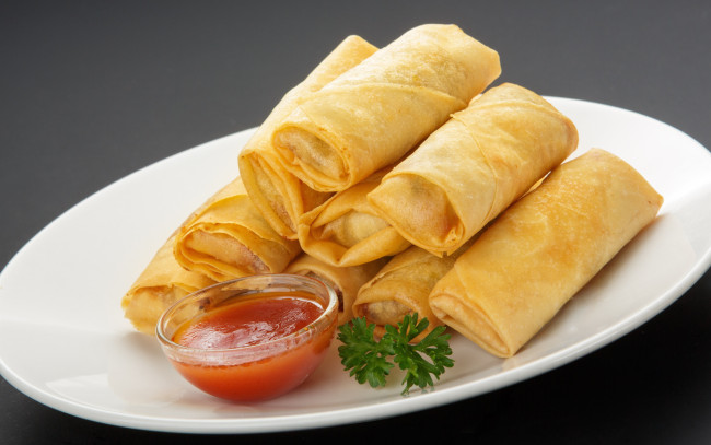 Обои картинки фото еда, блины,  оладьи, соус, блинчики, петрушка