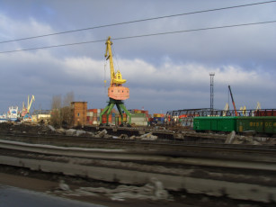 Картинка кусочек питерского порта техника краны