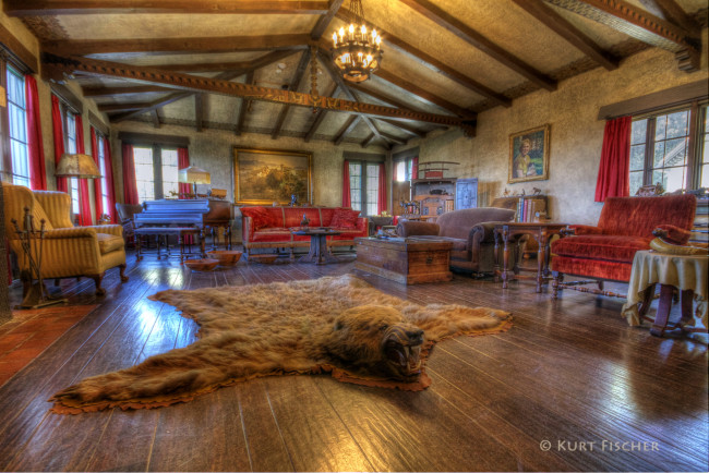 Обои картинки фото интерьер, гостиная, медвежья, шкура, диван, кресло, картина