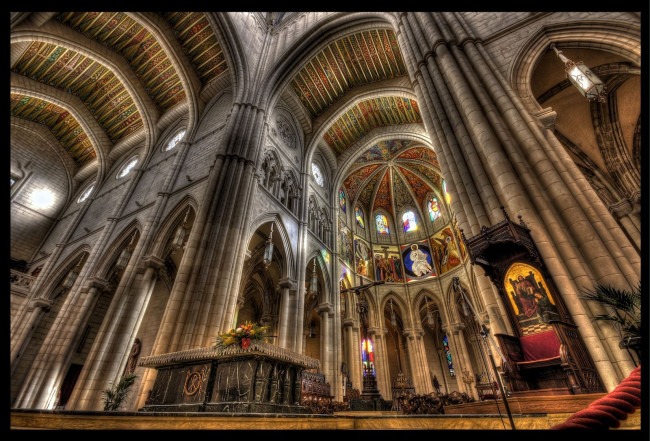 Обои картинки фото собор, ла, альмудена, мадрид, испания, интерьер, убранство, роспись, храма, распятье, арки