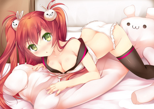 Обои картинки фото аниме, *unknown, другое, игрушка, постель, девушка