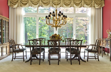 Картинка интерьер столовая люстра стулья стол
