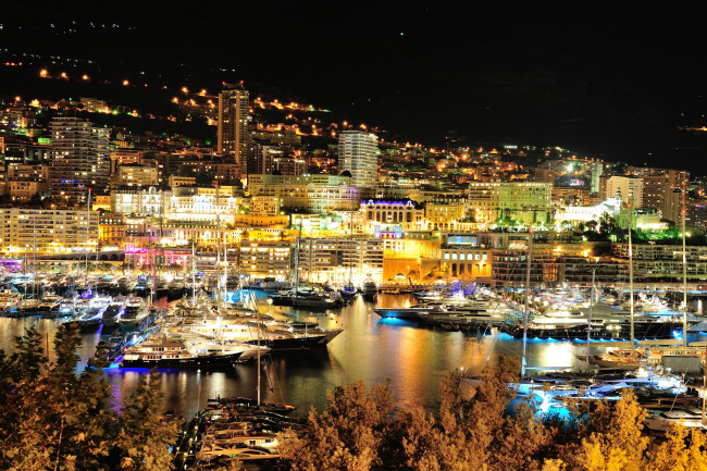 Обои картинки фото корабли, порты, причалы, город, огни, причал, яхты, ночь