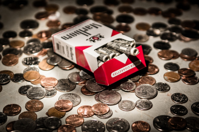 Обои картинки фото разное, золото, купюры, монеты, сигареты, marlboro, доллары