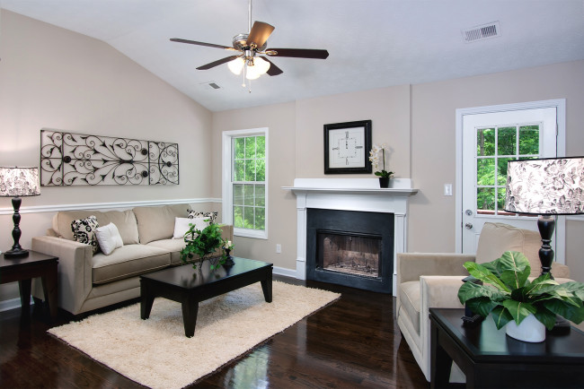 Обои картинки фото интерьер, гостиная, камин, диван, лампа