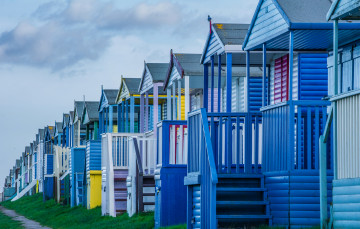 Картинка города -+здания +дома пейзаж пляжные домики трава дорожка облака небо