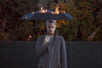 Картинка мужчины -+unsort человек зонт огонь