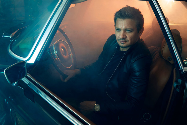 Обои картинки фото мужчины, jeremy renner, актер, ночь, черная, авто, robb, report, randall, slavin, сидит, фотосессия, куртка, свет, за, рулём, джереми, реннер, кожанка, jeremy, renner