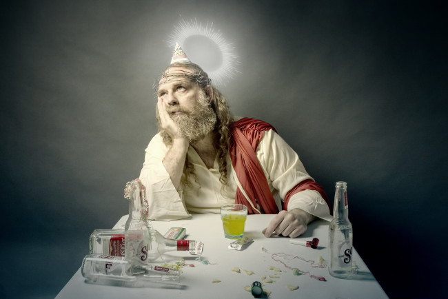 Обои картинки фото юмор и приколы, пьянство, нимб, человек, бутылки