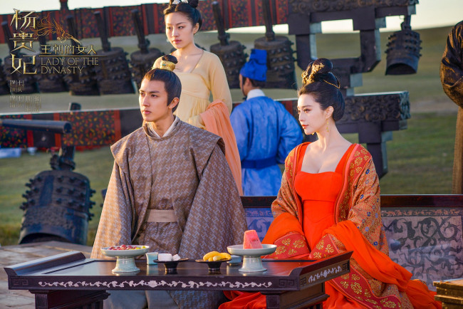 Обои картинки фото кино фильмы, lady of the dynasty, пара, стол, угощения, слуги, колокола