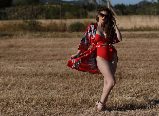 Обои картинки фото valis volkova, девушки, valis, volkova, модель, брюнетка, поза, очки