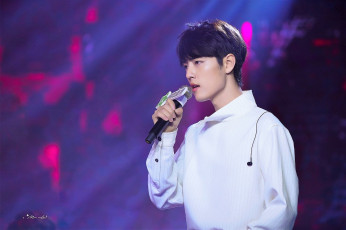 Картинка мужчины xiao+zhan актер рубашка микрофон сцена