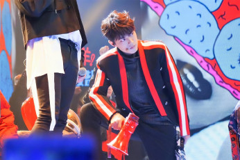 Картинка мужчины xiao+zhan костюм сцена мегафон