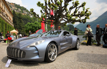 Картинка aston+martin+one+77 автомобили выставки+и+уличные+фото серебристый улица люди