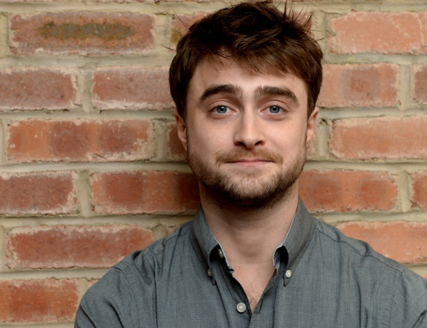 Обои картинки фото мужчины, daniel radcliffe, актер, лицо, рубашка, стена