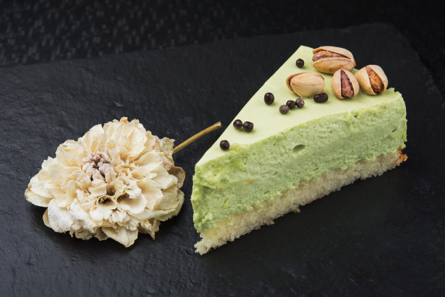 Обои картинки фото еда, пирожные,  кексы,  печенье, фисташковое, пирожное, орехи, фисташки