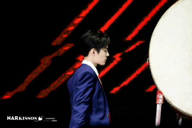 Обои картинки фото мужчины, xiao zhan, актер, пиджак, сцена