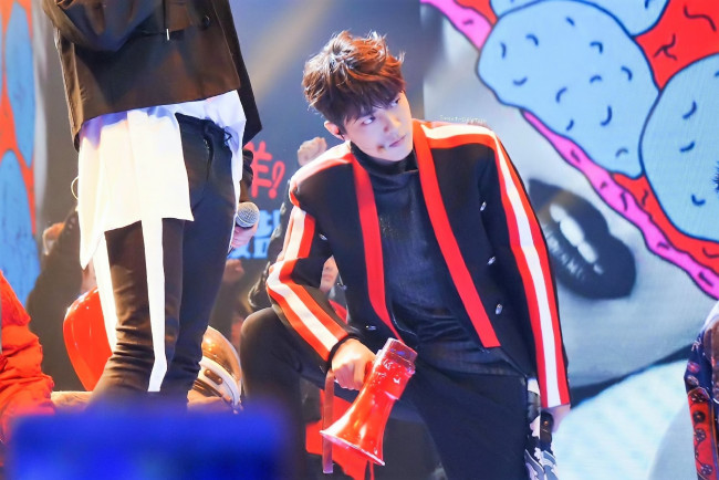 Обои картинки фото мужчины, xiao zhan, костюм, сцена, мегафон