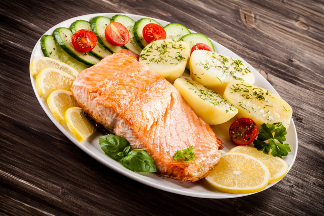 Обои картинки фото еда, рыбные блюда,  с морепродуктами, форель, помидоры, лимон, картофель, базилик