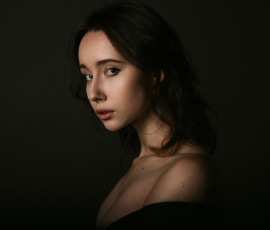 Картинка девушки -+лица +портреты анастасия гриненко женщина смотрит на зрителя портрет черное платье обнаженные плечи крупный план простой фон слабое освещение декольте
