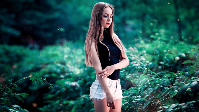Обои картинки фото девушки, - брюнетки,  шатенки, шатенка, топ, шорты, кусты