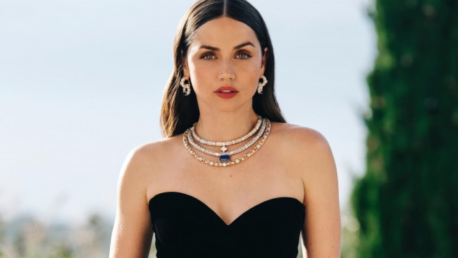 Обои картинки фото девушки, ana de armas, ана, де, армас, актриса, кинoзвезда, ювелирные, украшения, драгоценности, кoльe, гавана, куба
