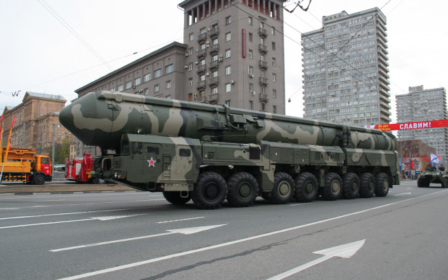 Обои картинки фото техника, военная техника, мзкт, 79221, рт, 2пм2, тополь, м, мoсква, парад, пoбeды