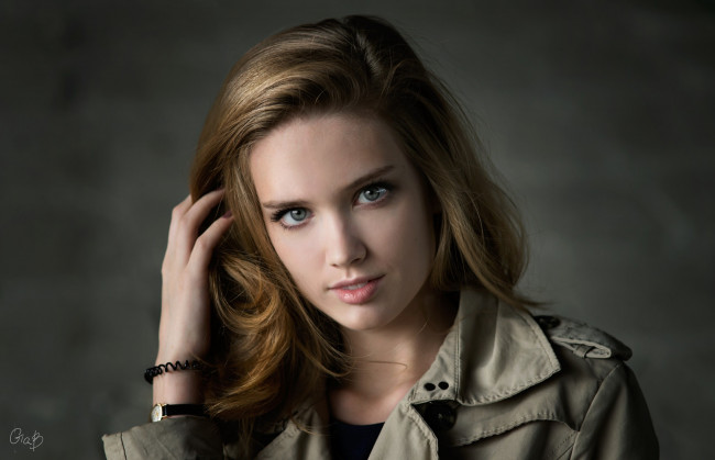 Обои картинки фото девушки, - лица,  портреты, денис, дрожжин, смотрит, на, зрителя, тренч, прикосновение, к, волосам, пальто, серое, розовая, помада, студия, женщины, в, помещении, виктория, серые, глаза, водяные, знаки, крупный, план, наручные, часы