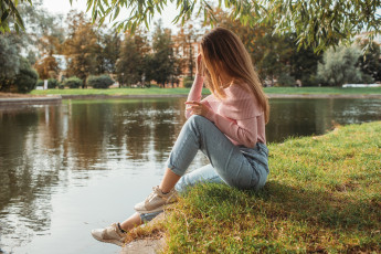 Картинка девушки -+брюнетки +шатенки девушка позирует