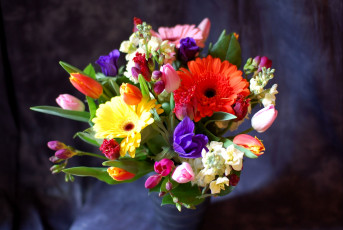 Картинка цветы букеты композиции герберы анемоны тюльпаны левкой