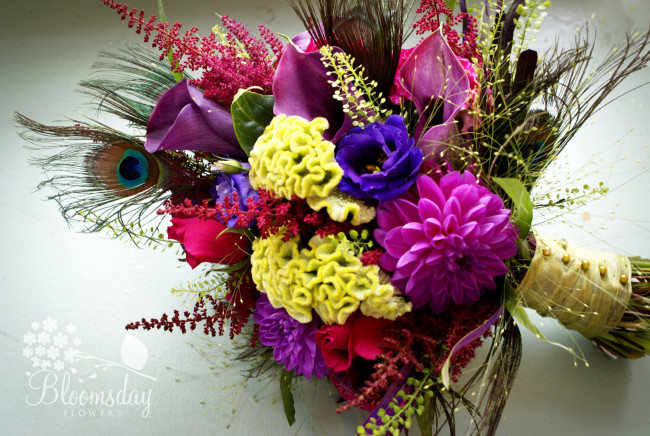 Обои картинки фото цветы, букеты, композиции, георгины, эустома, каллы, розы, павлинье, перо