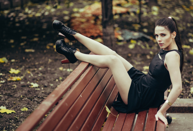 Обои картинки фото девушки, -unsort , брюнетки,  шатенки, скамейка, ноги