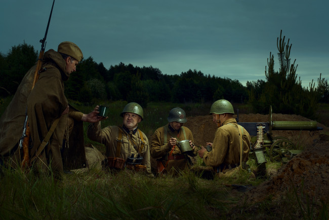 Обои картинки фото разное, люди, к, празднику, великой, победы, пулемёт, солдаты, война, 9, мая