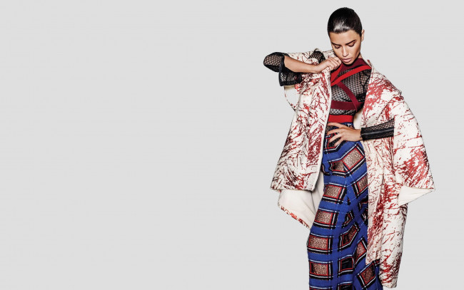 Обои картинки фото девушки, adriana lima, юбка, свитер, пончо, брюнетка, модель