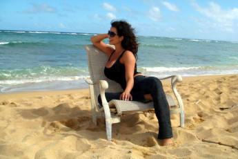 обоя девушки, denise milani, брюнетка, очки, топ, штаны, песок, пляж, море, кресло