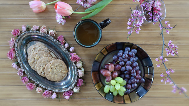 Обои картинки фото еда, разное, тюльпаны, чай, виноград, печенье