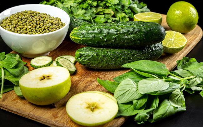 Обои картинки фото еда, фрукты и овощи вместе, яблоко, лимон, горошек, огурцы, шпинат