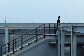 Картинка мужчины xiao+zhan актер лестница