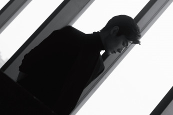 Картинка мужчины xiao+zhan актер водолазка пиджак окно