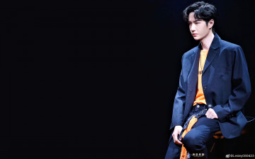 Картинка мужчины wang+yi+bo актер певец стул