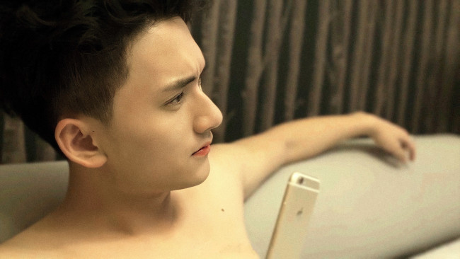 Обои картинки фото мужчины, ji li, актер, телефон, постель