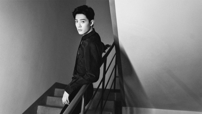 Обои картинки фото мужчины, xiao zhan, актер, лестница, подъезд