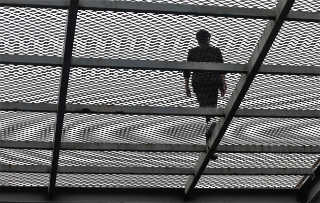 Обои картинки фото мужчины, xiao zhan, актер, решетка