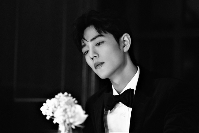 Обои картинки фото мужчины, xiao zhan, актер, костюм, цветы