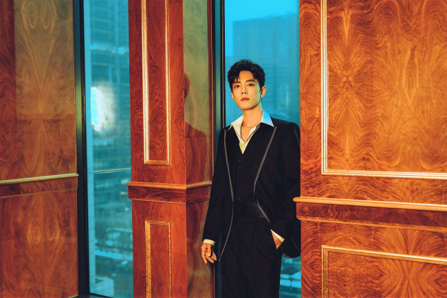 Обои картинки фото мужчины, xiao zhan, актер, костюм, окна