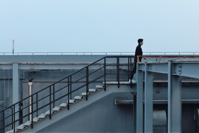 Обои картинки фото мужчины, xiao zhan, актер, лестница